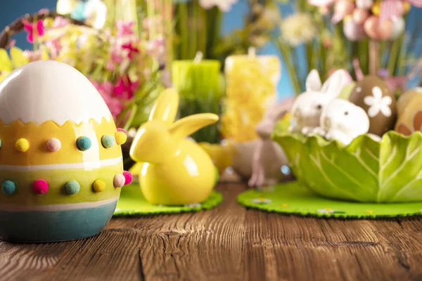 Frohe Ostern Strauß Frühlingsblumen Osterdekoration Und Ostereier Korb Auf Rustikalem — Stockfoto