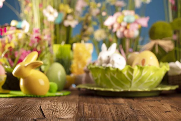 Frohe Ostern Strauß Frühlingsblumen Osterdekoration Und Ostereier Korb Auf Rustikalem — Stockfoto