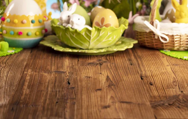 Glad Påsk Bakgrund Bukett Med Vårblommor Påskpynt Och Påskägg Korg — Stockfoto