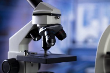 Bilim konsepti. Modern bilim laboratuarının iç mimarisi. Cam masasında mikroskop olan Reaserch istasyonu..