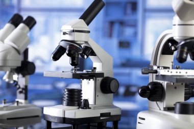 Bilim konsepti. Modern bilim laboratuarının iç mimarisi. Cam masasında mikroskop olan Reaserch istasyonu..