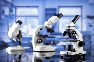 Bilim konsepti. Modern bilim laboratuarının iç mimarisi. Cam masasında mikroskop olan Reaserch istasyonu..