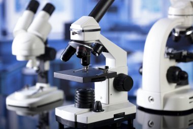 Bilim konsepti. Modern bilim laboratuarının iç mimarisi. Cam masasında mikroskop olan Reaserch istasyonu..