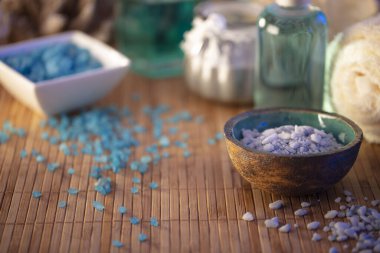 Spa ve sağlık konsepti. Kozmetik ürünleri, banyo tuzu ve ahşap paneller üzerindeki bakım ürünleri..