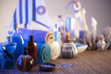 Spa ve sağlık konsepti. Kozmetik ürünleri, banyo tuzu ve ahşap paneller üzerindeki bakım ürünleri..
