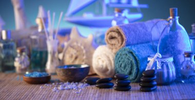 Spa ve sağlık konsepti. Kozmetik ürünleri, banyo tuzu ve ahşap paneller üzerindeki bakım ürünleri..