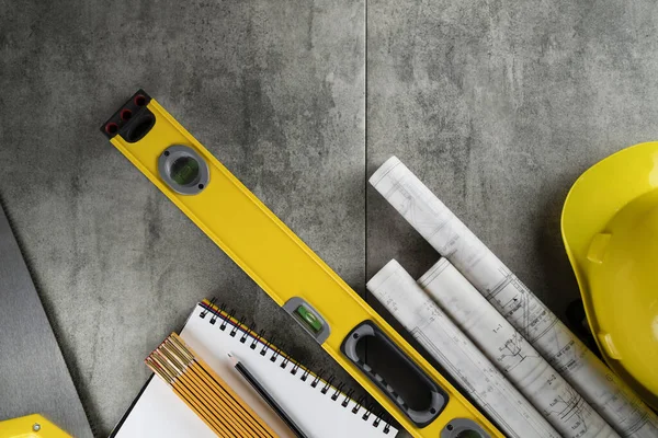 Conceito Empreiteiro Kit Ferramentas Empreiteiro Hardhat Amarelo Libella Serra Manual — Fotografia de Stock