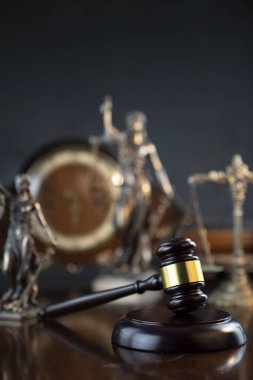 Avukatlık bürosu konsepti. Kanun sembolleri bileşimi.