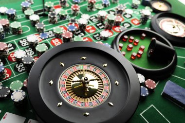 Kumarhanede rulet masası. Kumarhane, üzerinde kırmızı ve siyah sayılar olan yeşil bir masa hissetti. Poker fişleri yığını.