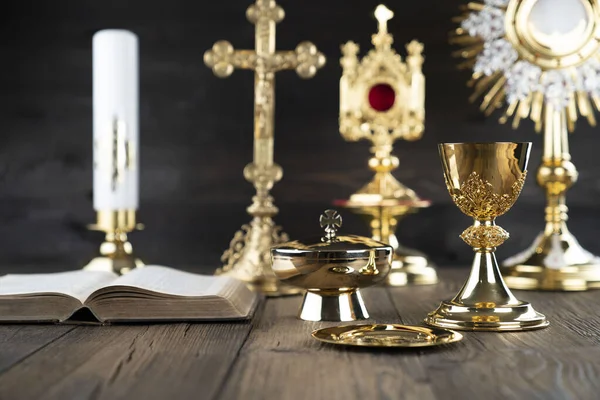 Koncepcja Religii Katolickiej Kompozycja Symboli Katolickich Krzyż Monstrancja Biblia Złoty — Zdjęcie stockowe
