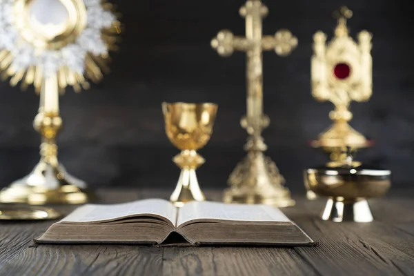 Katolsk Religion Katolska Symboler Sammansättning Korset Monstransen Bibeln Och Gyllene — Stockfoto
