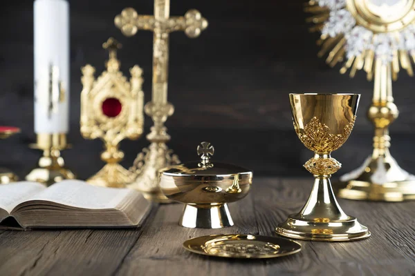 Katholisches Religionskonzept Katholische Symbolkomposition Kreuz Monstranz Heilige Bibel Und Goldener — Stockfoto