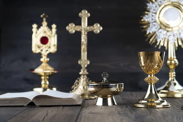 Katolsk Religion Katolska Symboler Sammansättning Korset Monstransen Bibeln Och Gyllene — Stockfoto