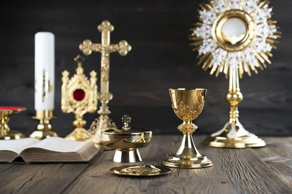 天主教的宗教概念 天主教的符号组成 十字架 修道院 木制祭坛上的金色圣杯和灰色背景 — 图库照片