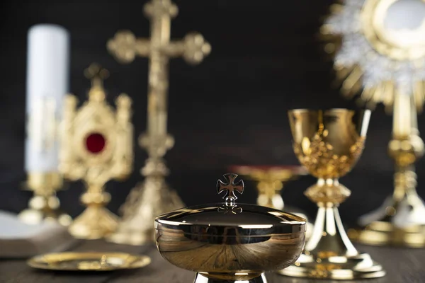Католическая Религия Состав Католических Символов Крест Чудовище Библия Золотая Чаша — стоковое фото