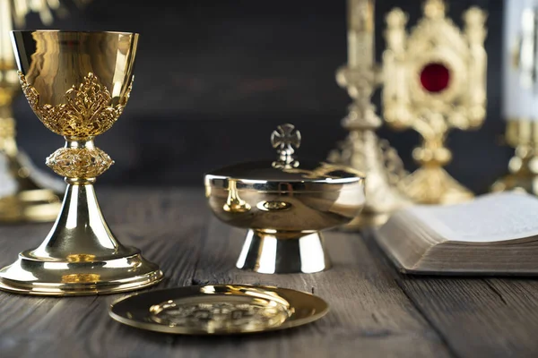 Conceito Religião Católica Composição Símbolos Católicos Cruz Monstrance Bíblia Sagrada — Fotografia de Stock