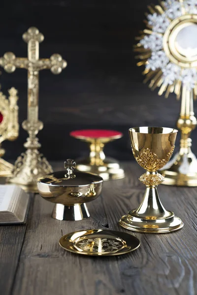 Conceito Religião Católica Composição Símbolos Católicos Cruz Monstrance Bíblia Sagrada — Fotografia de Stock