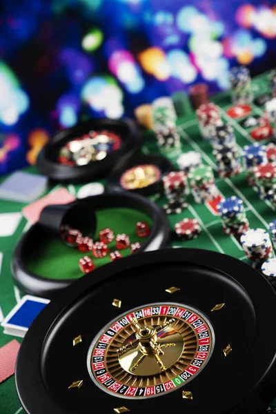 赌场里的轮盘赌桌卡西诺觉得桌子是绿色的 上面有红色和黑色的数字 成堆的扑克片 — 图库照片