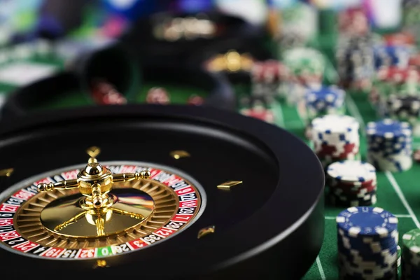 赌场里的轮盘赌桌卡西诺觉得桌子是绿色的 上面有红色和黑色的数字 成堆的扑克片 — 图库照片