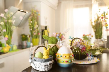 Paskalya teması. Paskalya süsleri. Sepette Paskalya yumurtaları ve paskalya tavşanları. Bahar çiçekleri..