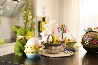 Paskalya teması. Paskalya süsleri. Sepette Paskalya yumurtaları ve paskalya tavşanları. Bahar çiçekleri..