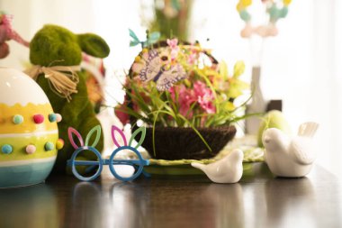 Paskalya teması. Paskalya süsleri. Sepette Paskalya yumurtaları ve paskalya tavşanları. Bahar çiçekleri..