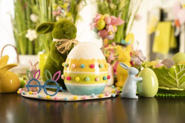 Paskalya teması. Paskalya süsleri. Sepette Paskalya yumurtaları ve paskalya tavşanları. Bahar çiçekleri..
