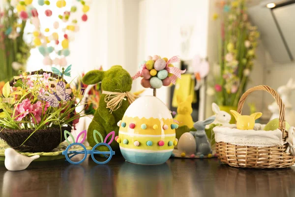 Easter Theme Easter Decorations Easter Eggs Basket Easter Bunnies Bouquet — Stock Photo, Image