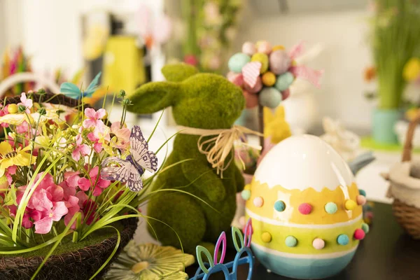 Osterthema Osterdekoration Ostereier Körben Und Osterhasen Strauß Frühlingsblumen — Stockfoto