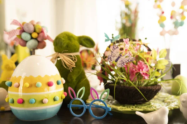 Temat Wielkanocny Wielkanocne Dekoracje Pisanki Koszyku Króliczki Wielkanocne Bukiet Wiosennych — Zdjęcie stockowe