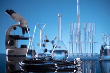 Coronavirus salgını teması. Hızlı covid testleri ve anti-covid aşısı hakkında bilimsel araştırma.