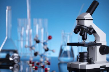 Coronavirus salgını teması. Hızlı covid testleri ve anti-covid aşısı hakkında bilimsel araştırma.