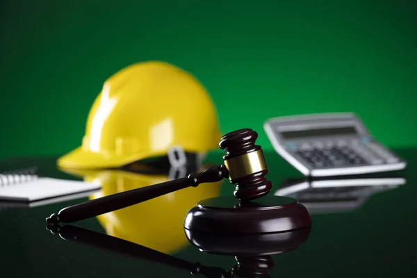 Prawo Pracy Koncepcja Prawa Budowlanego Gavel Żółty Kask Świecącym Biurku — Zdjęcie stockowe