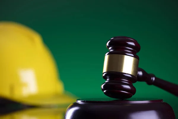 Prawo Pracy Koncepcja Prawa Budowlanego Gavel Żółty Kask Świecącym Biurku — Zdjęcie stockowe