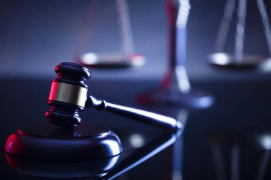 Hukuk sembolleri kompozisyonu. Gavel ve skalası mavi arkaplanda.
