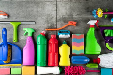 Bahar evi temizliği. Gri fayanslarda renkli temizlik seti. Üst görünüm.