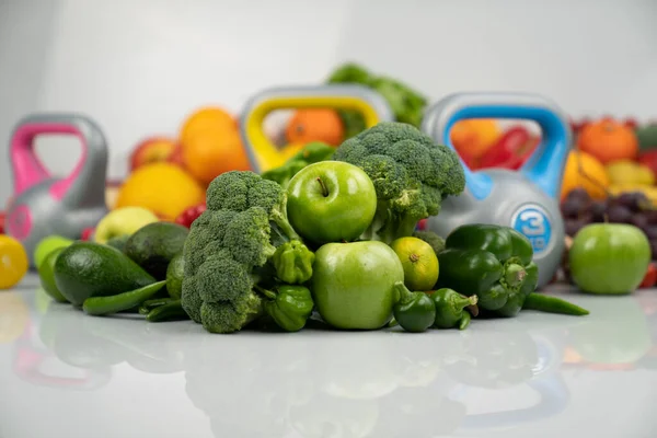 Koncepcja Sprawności Zdrowe Odżywianie Owoce Warzywa Wyposażenie Ćwiczeń Fitness Waga — Zdjęcie stockowe