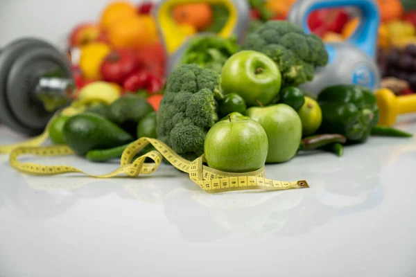 Conceito Aptidão Nutrição Saudável Frutas Legumes Equipamento Para Exercícios Fitness — Fotografia de Stock