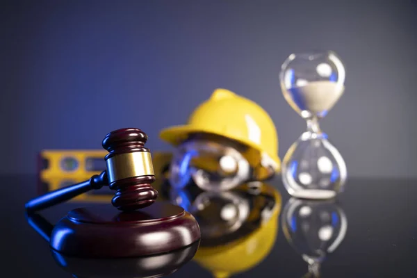 Hukuku Gelişen Hukuk Kavramı Gavel Sarı Kask Parlayan Lağım Masasında — Stok fotoğraf