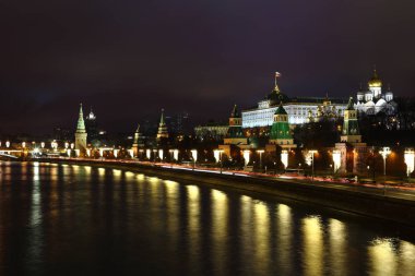 Moskova, Rusya - Ocak, 2018: yeni yıl, Moskova Nehri çıkabilir. Çok araba, insanlar Kremlin gidin.
