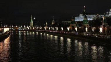 Moskova, Rusya - Ocak, 2018: yeni yıl, Moskova Nehri çıkabilir. Çok araba, insanlar Kremlin gidin.
