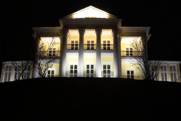 Edifício Antigo Com Colunas Noite Uma Luz Brilhante Das Janelas — Fotografia de Stock