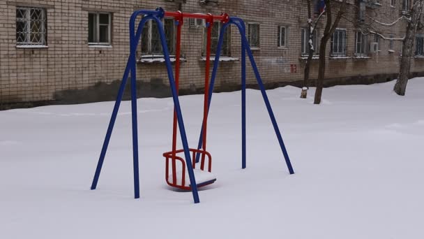 Winter Und Große Schneeverwehungen Gibt Kinderschaukeln Und Einen Starken Wind — Stockvideo