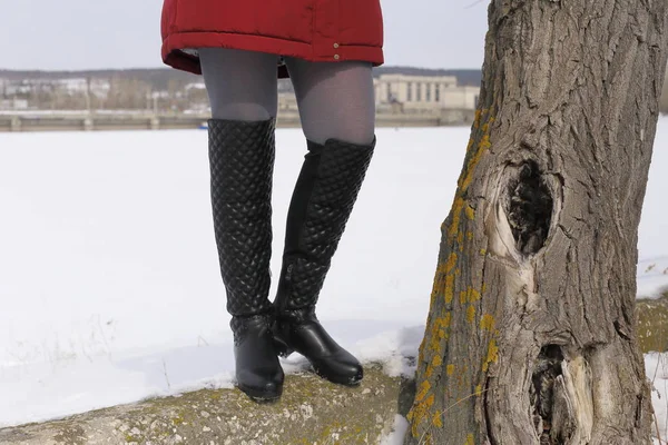 Piernas Una Joven Con Botas Largas Negras Invierno Frío Nieve —  Fotos de Stock