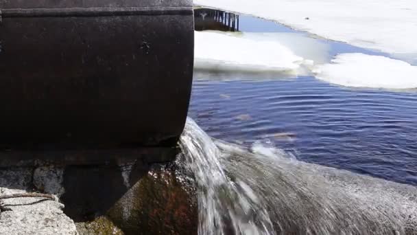 Uma Grande Velha Trombeta Feita Ferro Dele Flui Água Rio — Vídeo de Stock