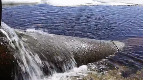 Una Grande Vecchia Tromba Ferro Esso Scorre Acqua Nel Fiume — Video Stock