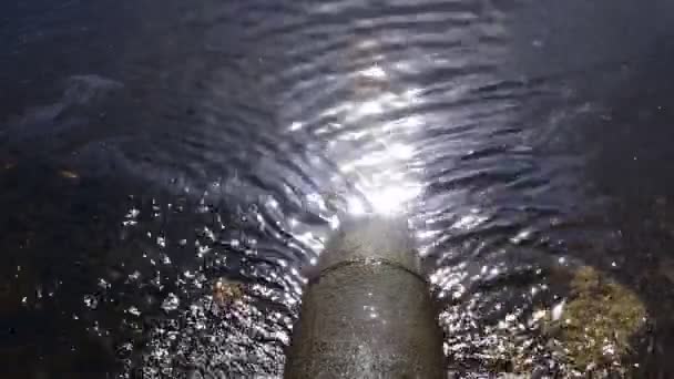 Велика Стара Труба Заліза Неї Тече Вода Річку Іноді Брудні — стокове відео