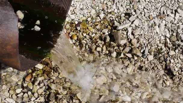 Una Grande Vecchia Tromba Ferro Esso Scorre Acqua Nel Fiume — Video Stock