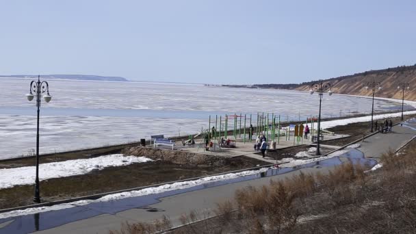 Ein Sportplatz Hintergrund Eines Flusses Wasser Und Eis Gibt Menschen — Stockvideo