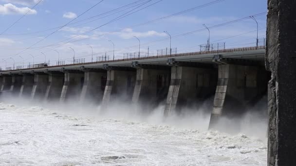 Descarga Agua Estación Hidroeléctrica Por Encima Del Puente Para Transporte — Vídeo de stock